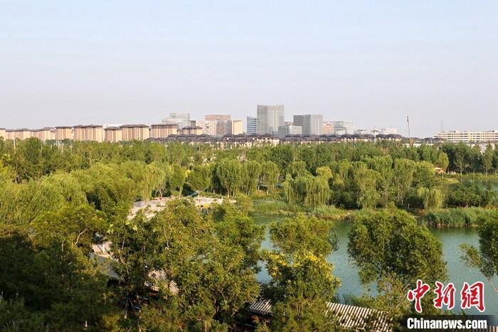 從完成頂層設(shè)計(jì)到如火如荼大規(guī)模建設(shè)，六年來(lái)，雄安新區(qū)如春天的竹子一般拔節(jié)生長(zhǎng)，這座承載千年大計(jì)的“未來(lái)之城”已雄姿初顯。從“一張白紙”開(kāi)始著墨，如今的雄安新區(qū)已是濃墨重彩的“山水畫”。<a target='_blank' href='/'>中新社</a>記者近日走訪了雄安新區(qū)多地，從“藍(lán)綠金”三色感受這座“未來(lái)之城”的巨大變化。圖為7月18日拍攝的河北雄安新區(qū)金湖公園。 <a target='_blank' href='/'>中新社</a>記者 易海菲 攝
