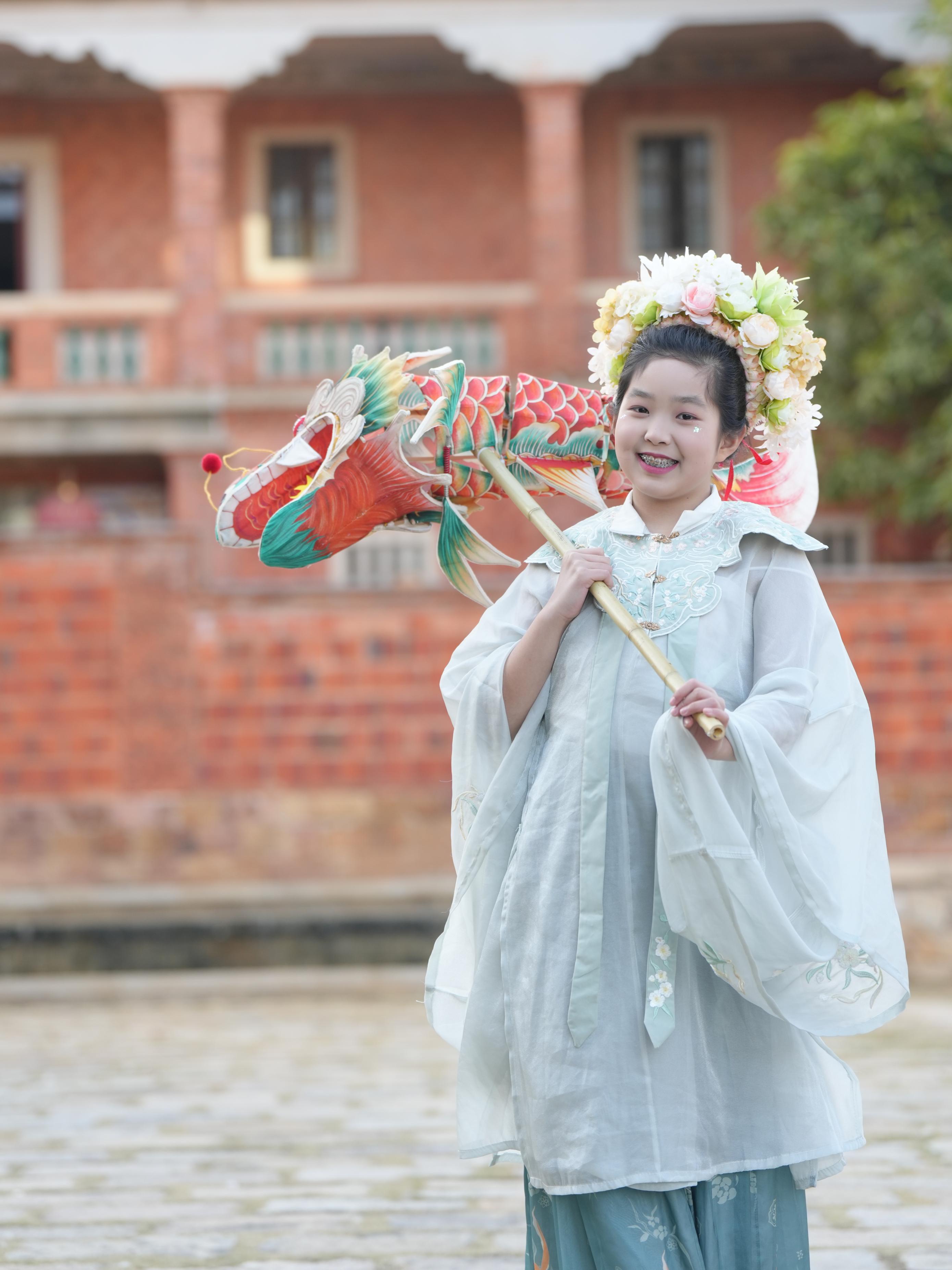 在泉州，沈女士為女兒拍下頭戴簪花的照片。受訪者供圖