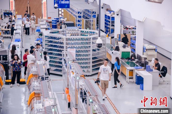 圖為莆田雙馳鞋業(yè)個(gè)性化定制示范工廠?！±钅宪?攝