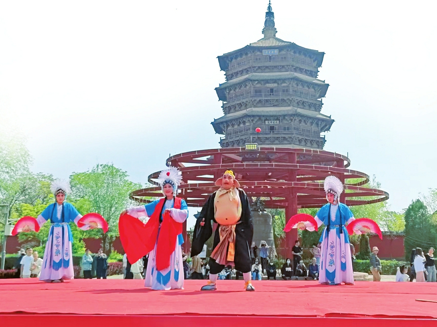 應(yīng)縣祈園廣場搭起的耍孩兒劇公益演出舞臺(tái)上,正在演出耍孩兒劇目《獅子洞》。山西日報(bào)記者馬占富攝 應(yīng)縣祈園廣場搭起的耍孩兒劇公益演出舞臺(tái)上,正在演出耍孩兒劇目《獅子洞》。山西日報(bào)記者馬占富攝