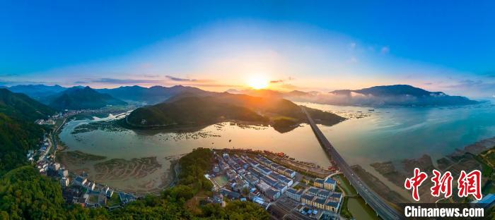 溪邳村背山靠海，風光旖旎。(資料圖) 吳慶堂 攝