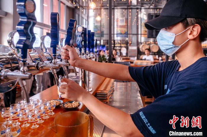 圖為百威雪津啤酒莆田基地工作人員正在打酒?！±钅宪?攝